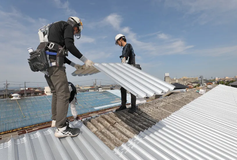 金属屋根　取り付け作業